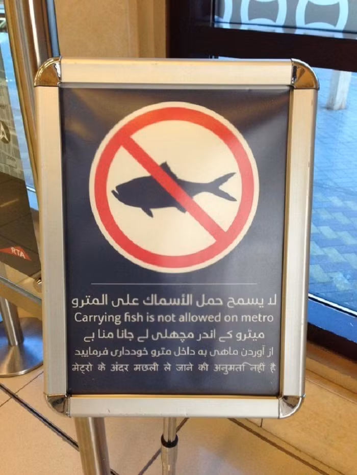 Bạn có thể bắt gặp biển cấm ở bất kỳ nơi nào của Dubai.