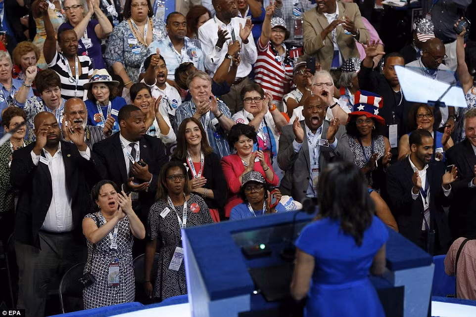 Bà Michelle Obama bày tỏ sự ủng hộ dành cho cựu Ngoại trưởng Mỹ Hillary Clinton khi phát biểu trước các đại biểu tại DNC.