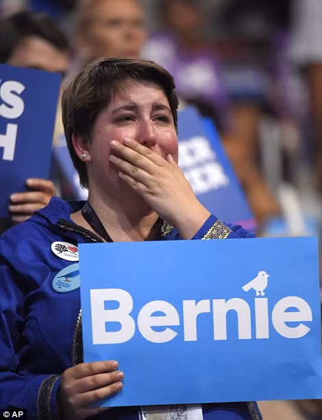 Một phụ nữ bật khóc khi nghe ông Sanders phát biểu tại trung tâm Wells Fargo.