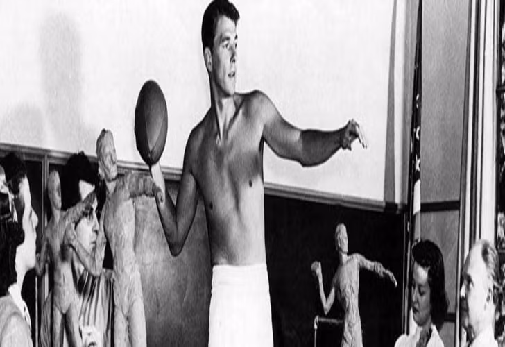 Nhiều người biết rằng, trước khi trở thành Tổng thống Mỹ, Ronald Reagan khá thành công trong sự nghiệp diễn xuất. Năm 1940, cựu Tổng thống Ronald Reagan đã được trường Đại học California trao tặng danh hiệu “Hình mẫu đàn ông gần như hoàn hảo nhất”.