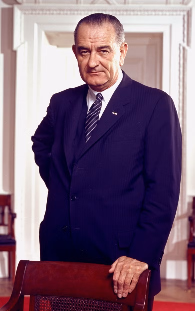 Cựu Tổng thống Lyndon B.Johnson không muốn lãng phí một phút giây nào. Trong thời gian đương nhiệm, ông đã lắp đặt điện thoại ở khắp các khu vực trong Nhà Trắng, bao gồm cả nhà tắm, để có thể làm việc mọi lúc mọi nơi.