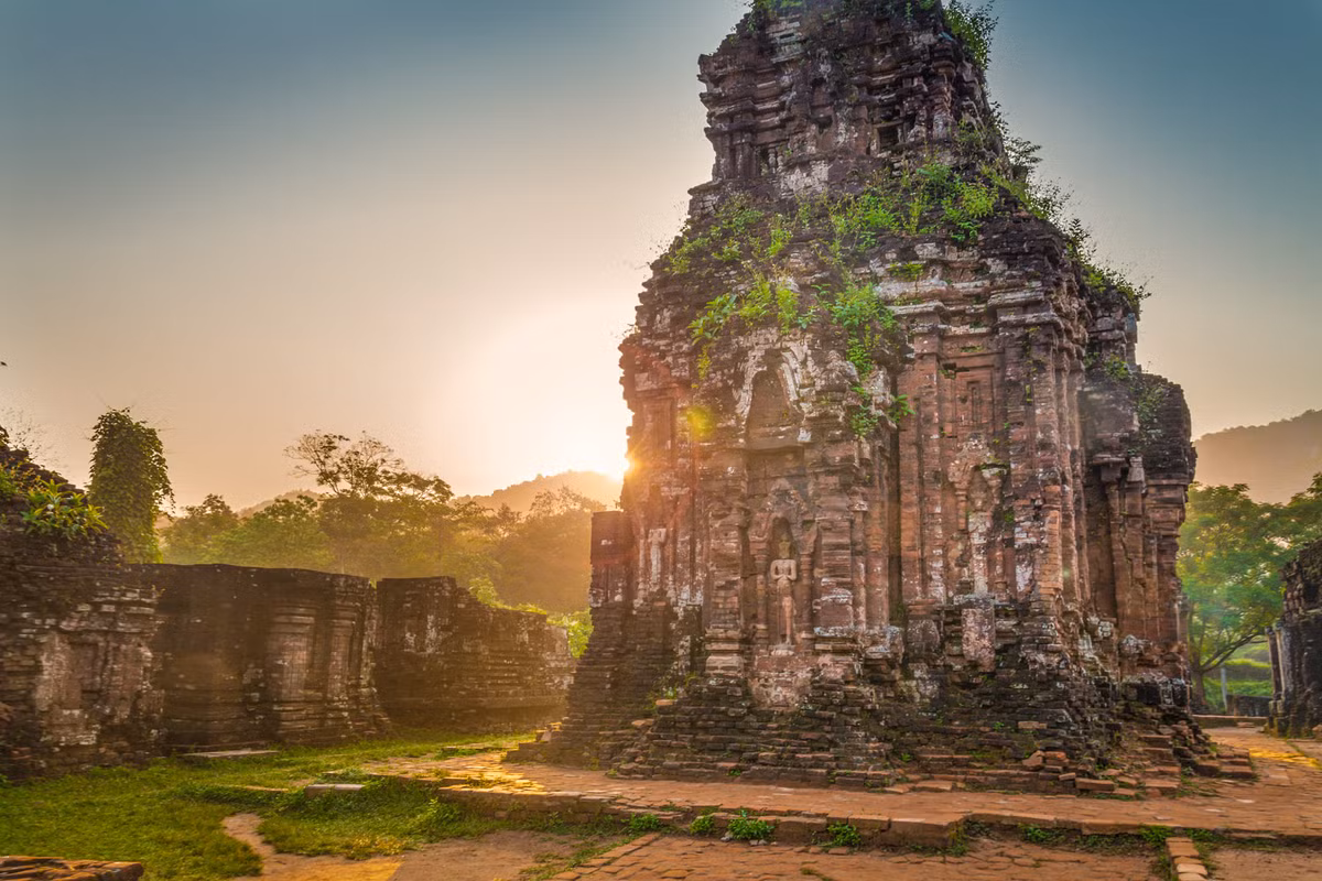 Hoàng hôn trên Di sản thế giới Mỹ Sơn. Ảnh: Peter / 500px.com. Mời quý độc giả xem video: Báo Argentina ca ngợi vẻ đẹp đất nước Việt Nam. Nguồn: VTC10.