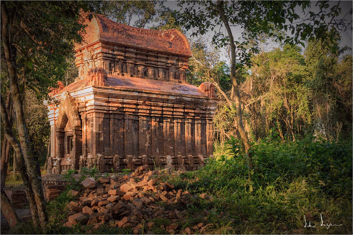 Một tòa tháp giữa rừng rậm. Ảnh: Didier De Zan / 500px.com.