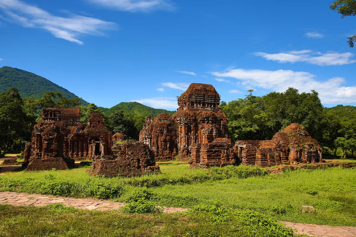Những đền tháp ở khu vực trung tâm Thánh địa Mỹ Sơn, Di sản văn hóa thế giới ở huyện Duy Xuyên, tỉnh Quảng Nam. Ảnh: Markus Tschudi / 500px.com.