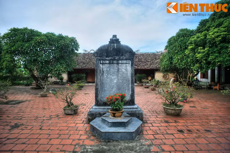...Và một tấm bia đá sau lối vào. Có giai thoại nói rằng tấm bia có từ thời các chúa Trịnh, nhưng vì gặp biến nên chưa kịp khắc chữ.