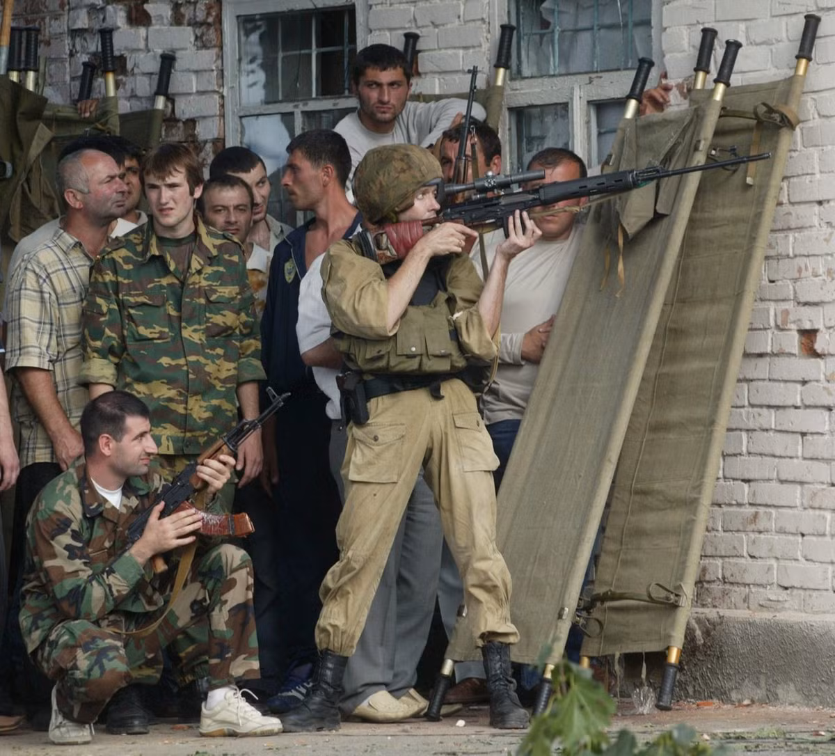 Cần phải nói thêm là vùng Beslan thuộc khu vực Kavkaz có tỉ lệ cá nhân sở hữu súng đạn cao nhất nhì tại Nga khi mà hầu như nào cũng có ít nhất một khẩu súng trong nhà, thậm chí khi đi chăn gia súc ngoài đồng họ cũng mang theo súng. Ngay sau khi nghe tin khủng bố tấn công trường tiểu học, rất nhiều phụ huynh có con em bị bắt làm con tin đã mang vũ khí tới bao vây ngôi trường từ trước khi lực lượng an ninh có mặt. Nguồn ảnh: Pinterest.