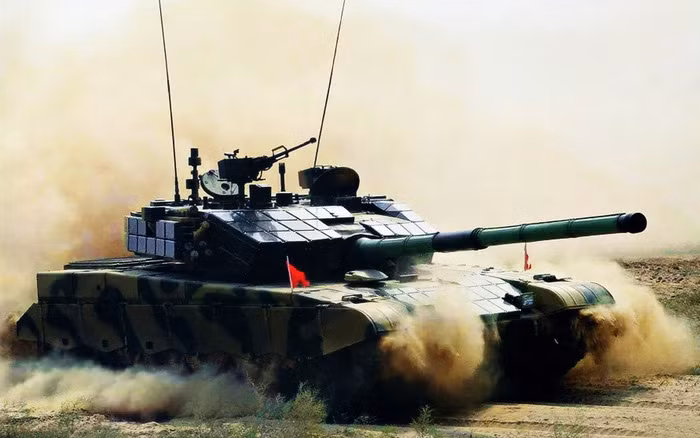 Khác với các dòng xe tăng chiến đấu chủ lực trước đó của Trung Quốc Type 99 có thiết kế khá hiện đại định hướng theo tiêu chuẩn châu Âu hơn. Điểm đặc biệt nhất của nó vẫn hệ thống giáp bảo vệ theo kiểu modul tích hợp bảo vệ hoàn thân xe. Giống như T-90, Type 99 cũng được trang bị hệ thống nạp đạn tự động. Nguồn ảnh: Air Power Australia.