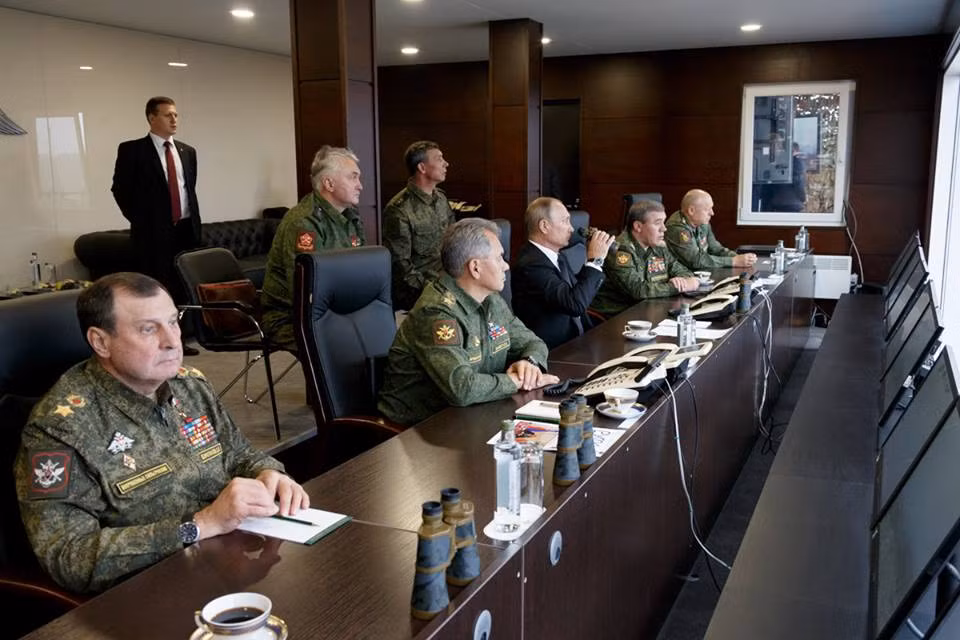 Ngồi bên phải Tổng thống Nga Putin là Bộ trưởng Quốc phòng Nga, Sergey Shoygu. Nguồn ảnh: Bộ Quốc phòng Nga.