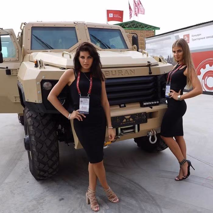 Trong ảnh là xe bọc thép Buran 4x4 tại triển lãm ARMY-2017 năm nay. Buran có trọng lượng nặng 7,6 tấn, tải trọng tối đa 1,2 tấn và có khả năng chống chịu được đạn cỡ 7,62x51mm trở xuống. Nguồn ảnh: HKpic.