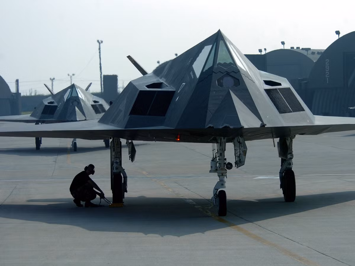 Tổng cộng đã có 64 chiếc máy bay F-117 Nighthawk được Mỹ sản xuất với cái giá trung bình tới hơn 100 triệu USD cho mỗi chiếc. Trong suốt lịch sử hoạt động, Không lực Mỹ đã để mất tổng cộng 7 chiếc, tuy nhiên chỉ có một chiếc mất vì bị bắn hạ, phần còn lại đều gặp tai nạn. Nguồn ảnh: Zcar.