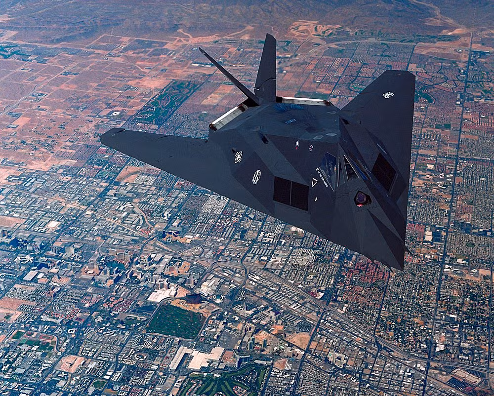 Có phi hành đoàn chỉ một người, chiếc máy bay tàng hình F-117 Nighthawk sử dụng hai động cơ GE F404-F1D2 cho phép nó bay được với tốc độ tối đa Mach 0,92. Nguồn ảnh: Pinterest.