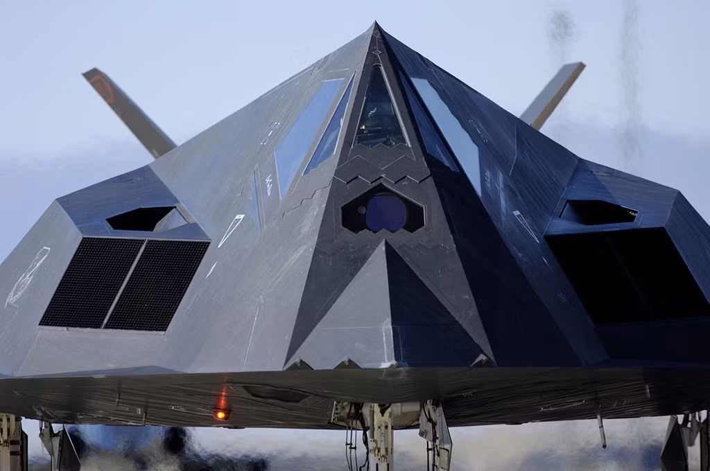 Cũng theo thông tin trên trang Military đăng tải, những chiếc máy bay F-117 Nighthawk được nhìn thấy trên đường băng có thể là những chiếc F-117 đã từng được cho vào kho lưu trữ trong tình trạng tốt và được đánh dầu là loại "Flyable Storage" (tạm dịch: Cất kho, vẫn có thể bay"). Nguồn ảnh: Wiki.