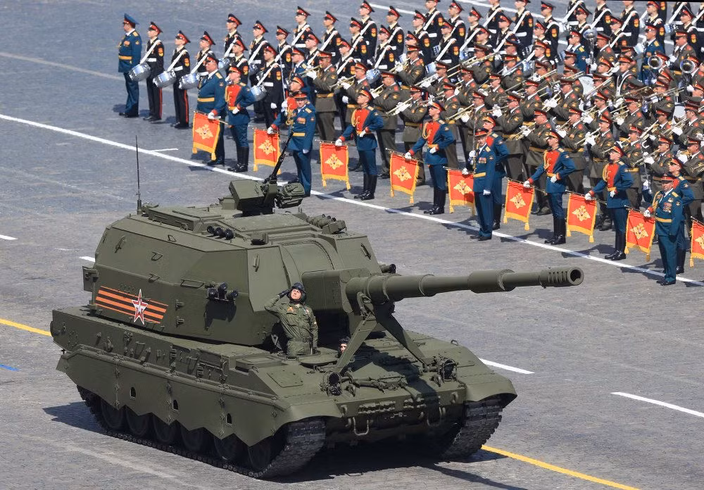 So với các loại pháo tự hành khác của Anh như S90 Braveheart có tầm bắn 40 km, của Pháp như AMX AuF1t có tầm bắn tối đa chỉ 35 km và khẩu M109 Paladin của Mỹ có tầm bắn tối đa chỉ 30 km thì rõ ràng 2S35 Koalitsiya-SV của Nga đã vượt trội hoàn toàn. Nguồn ảnh: Global.