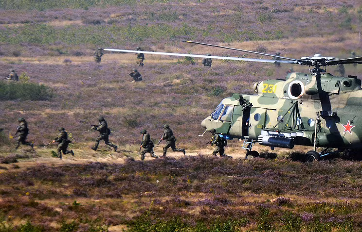 Trong số 12.700 quân tham gia Zapad-2017, có khoảng 3000 quân sẽ tham gia các hoạt động tập trận trên lãnh thổ của Belarus. Hỗ trợ cho quân số đông đảo này tham gia tập trận là 70 chiến đấu cơ, máy bay vận tải và trực thăng vũ trang, 680 thiết bị quân sự hạng nặng gồm 250 xe tăng, 200 hệ thống pháo, pháo phản lực và pháo cối, cùng 10 tàu chiến. Nguồn ảnh: Euromai.