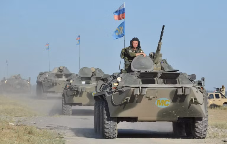 Trong suốt nhiều ngày qua NATO liên tục cảnh báo Moscow về Zapad-2017 và tuyên bố đây là hành động gây đe dọa và ảnh hưởng đến sự ổn định chung của châu Âu. Họ cũng cho rằng quân số thực sự tham gia Zapad-2017 có thể lên đến hơn 100.000 quân thay vì con số chỉ vỏn vẹn gần 13.000 quân như Nga và Belarus tuyên bố, phía Moscow ngay lập tức lên tiếng phủ nhận các nhận định vô căn cứ này. Nguồn ảnh: Kyiv.