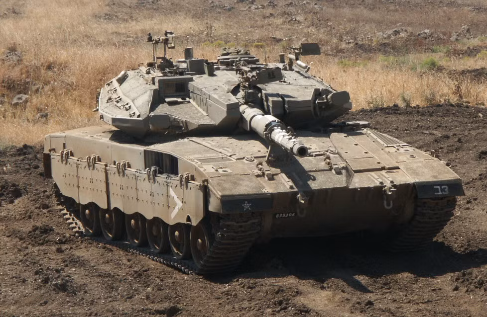 Chiếc xe tăng do Israel nghiên cứu và chế tạo từ năm 1978 có tên Merkava cũng là một trong những chiếc xe tăng hiện đại bậc nhất thế giới và giống như Leclerc nó cũng không phổ biến khi chỉ có mình Quân đội Isreal sử dụng. Nguồn ảnh: Encyc.
