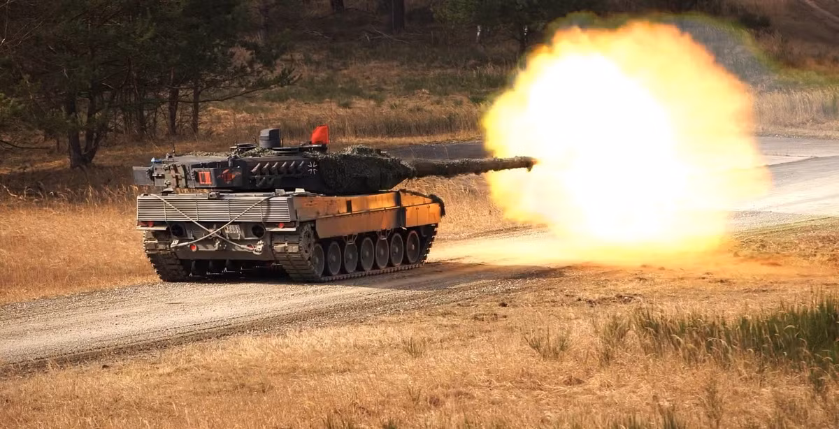 Leopard 2 không được trang bị hệ thống nạp đạn tự động nên kíp lái vẫn cần tới 4 người. Chiếc xe tăng ra đời từ những năm 70 này nổi tiếng với hệ thống ổn định nòng pháo cho phép nó bắn chính xác khi đang di chuyển ở tốc độ cao. Nguồn ảnh: Youtube.