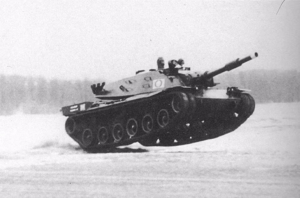 Về khả năng cơ động, MBT-70 được trang bị một động cơ có công suất 1500 mã lực, tương đương với tỷ số kéo vào khoảng 29 sức ngựa trên tấn giúp nó đạt tốc độ tối đa 69 km/h. MBT-70 có lượng nhiên liệu dự trữ 1300 lít cho phép nó hoạt động quãng đường tối đa 644 km. Nguồn ảnh: Wiki.