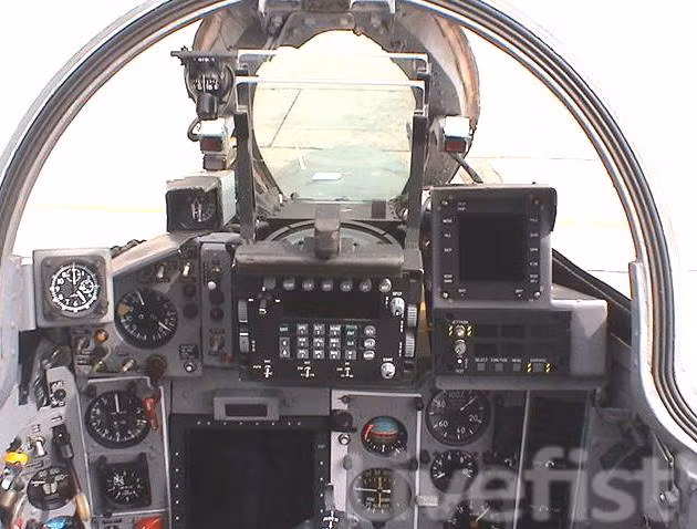 Cận cảnh khoang lái của MiG-27. Nguồn ảnh: Live.