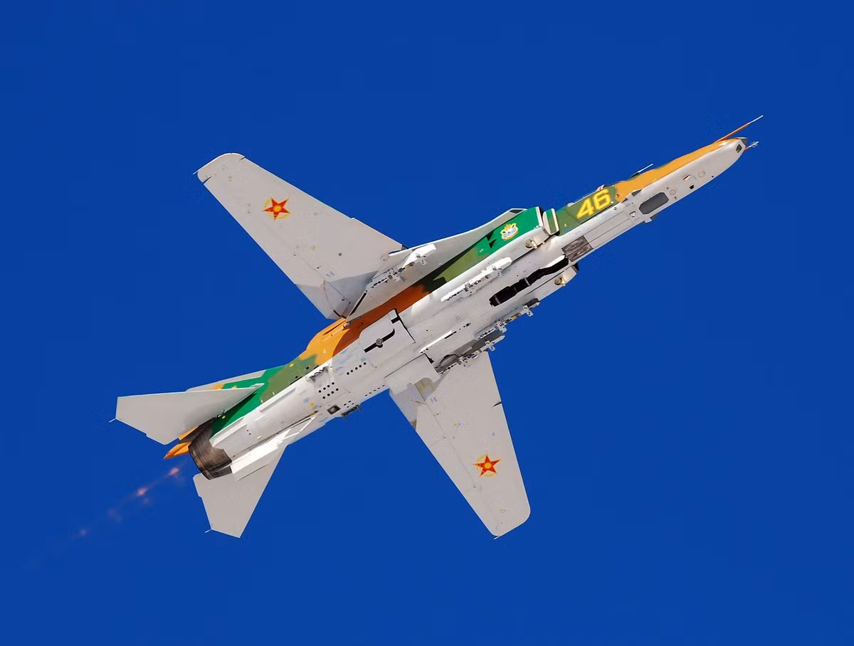 Cơ cấu cất hạ cánh của máy bay cũng được cải tiến tốt hơn so với MiG-23, cho phép MiG-27 có thể cất-hạ cánh tốt ở những sân bay có chất lượng đường băng kém. Ngoài ra, chiếc máy bay này còn có hệ thống dẫn đường tấn công hoàn toàn mới, rất hiện đại vào thời điểm nó ra mắt. Nguồn ảnh: Alls.