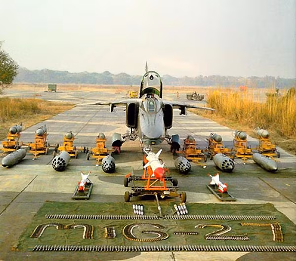Tới nay, chỉ còn Không quân Ấn Độ sử dụng MiG-27 với số lượng lớn, Không quân Iran cũng còn khoảng 24 chiếc, còn lại, Không quân Sri-Lanka và Không quân Syria chỉ còn một vài chiếc có thể hoạt động được. Nguồn ảnh: Airforce.