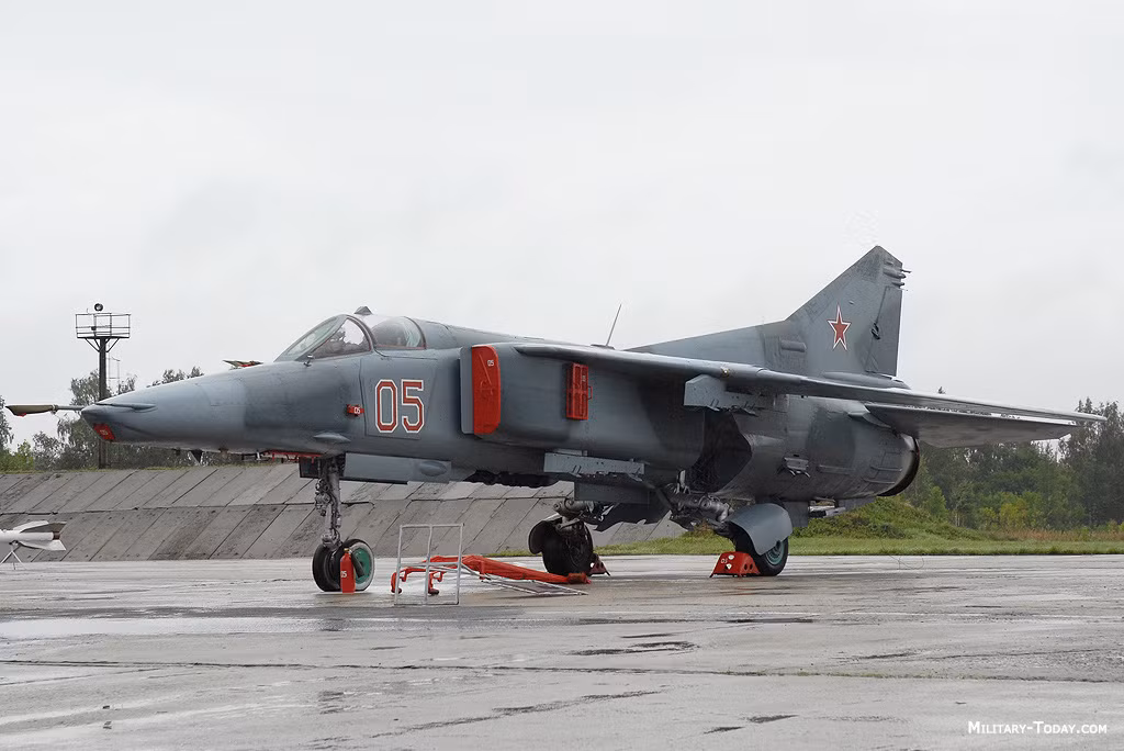 Máy bay MiG-27 được trang bị 1 pháo 30 mm với cơ số đạn 260 viên hoặc 1 pháo 23 mm với cơ số đạn 200 viên. Ngoài ra, chiếc tiêm kích-bom này còn có tổng cộng 7 giá treo vũ khí có thể mang được tối đa 4 tấn bom, tên lửa các loại. Nguồn ảnh: Military.