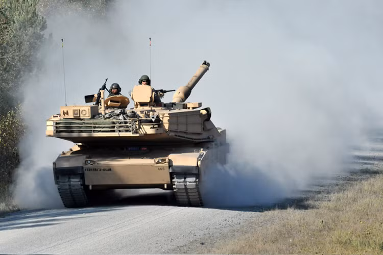 Mặc dù vậy, hiệu năng hoạt động của dòng xe tăng M1 Abrams không được đánh giá cao cho lắm khi nó liên tục gặp nhiều thất bại thảm hại trong thực chiến mà mới đây nhất là vụ việc hơn 100 xe tăng M1A1 của Quân đội Iraq suýt "tuyệt chủng" sau khi tham gia các chiến dịch quân sự chống lại phiến quân IS. Nguồn ảnh: Stars and Stripes.