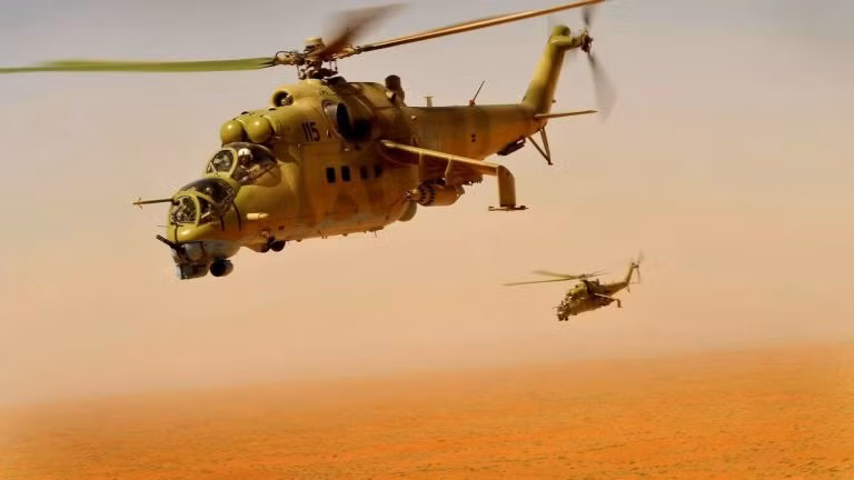 Với tầm bay khoảng 450 km, tốc độ tối đa 335 km/h, Mi-24 là một trong những loại trực thăng tấn công được Nga sử dụng nhiều nhất trên chiến trường Syria. Tổng cộng chiếc trực thăng này có thẻ mang được 500 kg vũ khí các loại và chở theo được 8 lính trong khoang chứa của mình. Nguồn ảnh: Southfront.