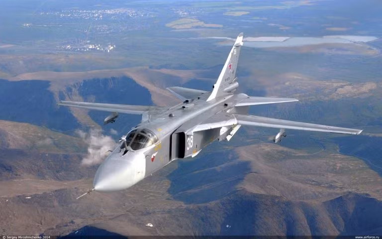 Nếu Su-35S và Su-30SM dành cho các nhiệm vụ trên không thì đóng vai trò tấn công mặt đất lại là những chiếc tiêm kích bom Su-24 và Su-24M2, dòng chiến đấu cơ này được Không quân Nga sử dụng rất nhiều trong các chiến dịch không kích ở Syria. Với khả năng mang theo tối đa tới 7,5 tấn bom, tầm bay khoảng 560 km nếu mang theo tối đa trọng tải vũ khí. Hiện tại, rất có thể phía Nga vẫn còn để lại khoảng 12 chiếc Su-24 tại sân bay Hmeimim, Syria. Nguồn ảnh: Southfront.