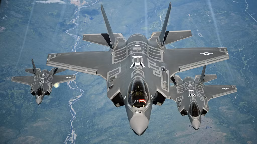 Theo đó F-35 được phát triển thành ba phiên bản gồm: F-35A là bản tiêu chuẩn dành cho Không quân, F-35B có khả năng cất cánh ngắn, hạ cánh thẳng đứng dành cho Thủy quân Lục chiến và F-35C là phiên bản dành cho hải quân. Và khi người Mỹ cần tới chúng thì những chiếc F-35 này phát sinh lỗi nhiều hơn cả nấm mọc sau mưa, ngay cả khi Lầu Năm Góc đã đốt vào chương trình phát triển chiến đấu cơ này hơn 1.500 tỷ USD. Nguồn ảnh: National.
