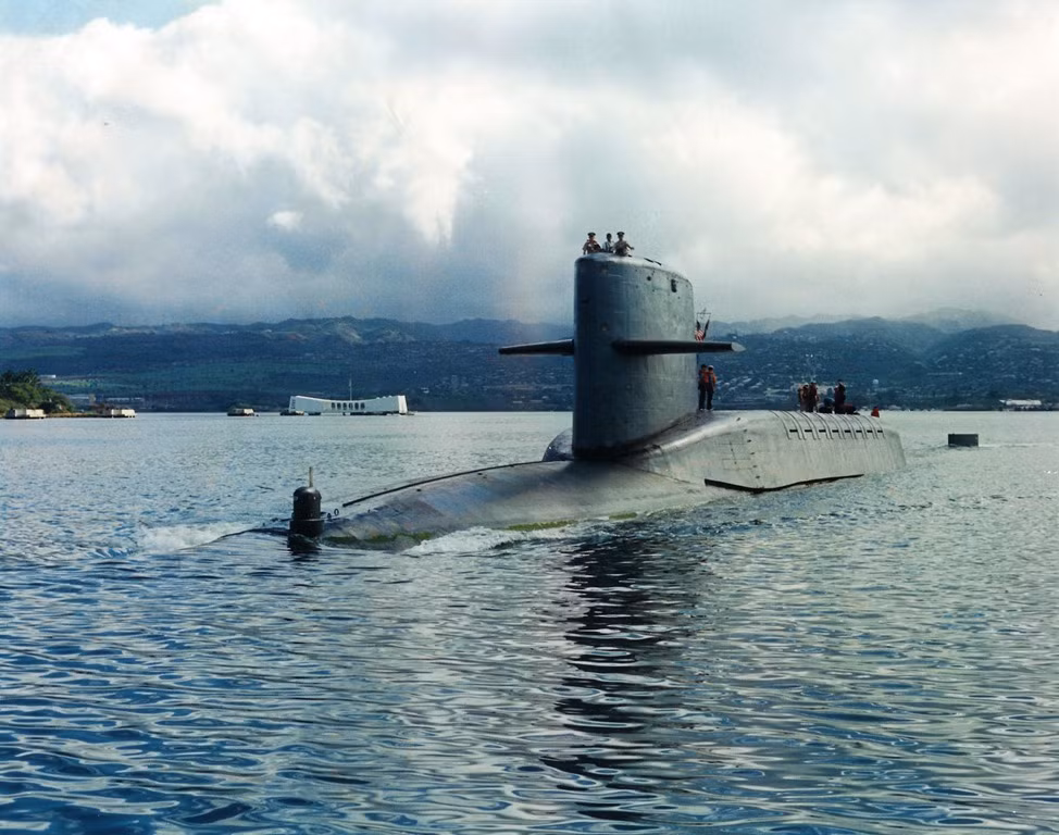 Loại tên lửa đạn đạo mà USS George Washington mang theo là Polaris, đây là một trong những loại tên lửa đạn đạo được phóng đi từ tàu ngầm đầu tiên trên thế giới. Đáng buồn là tới năm 1981, huyền thoại tàu ngầm Mỹ này đã bị loại khỏi cuộc chạy đua vũ trang trong Chiến tranh Lạnh một cách lãng xẹt khi nó đâm vào một tàu buôn của Nhật Bản. Nguồn ảnh: Wtkr.