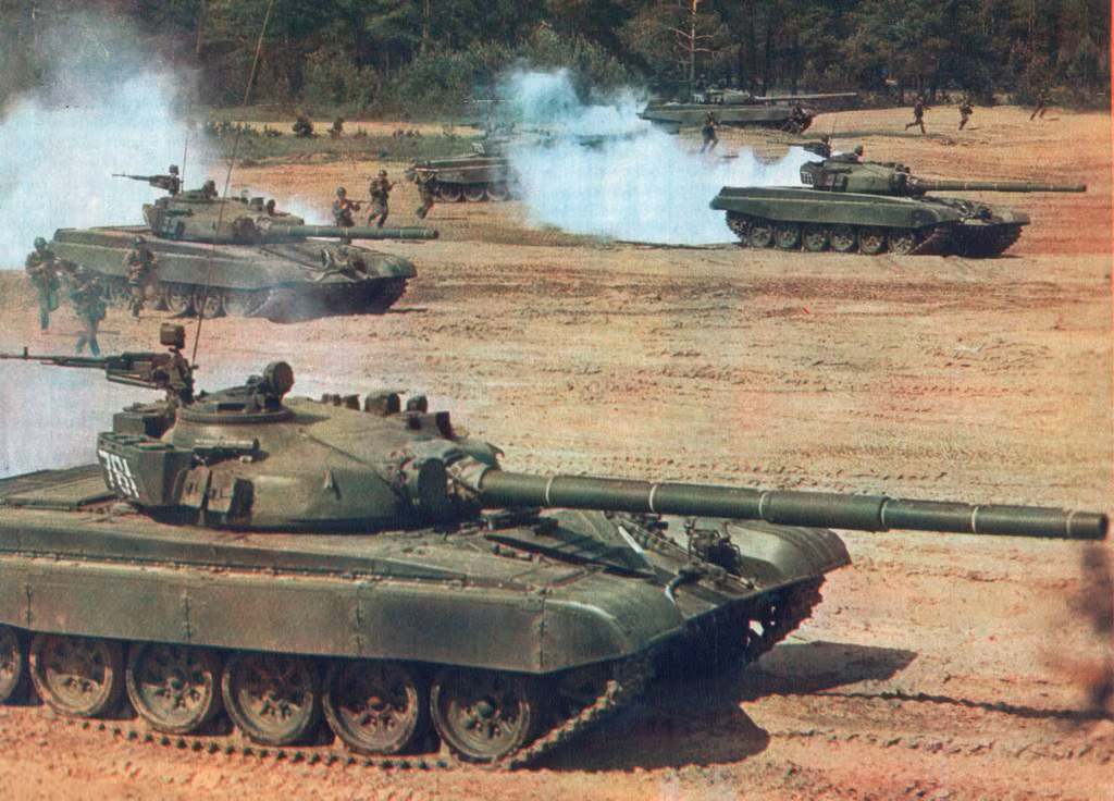 Ra đời vào năm 1973, xe tăng T-72 có trọng lượng khá nhẹ, chỉ khoảng hơn 40 tấn. Xe được trang bị hỏa lực chính bao gồm một khẩu pháo nòng trơn cỡ 125 mm. Đây cũng được coi là chiếc xe tăng thành công nhất của Liên Xô và Nga, thậm chí sức mạnh hỏa lực của T-72 cho tới ngày nay vẫn có nhiều mẫu xe tăng không sánh kịp. Nguồn ảnh: Pinterest.