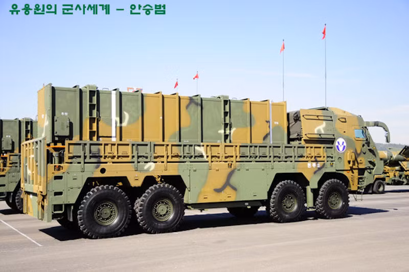 Các biến thể Hyunmoo-2 của Hàn Quốc có trọng lượng tổng thể khoảng 5 tấn và dài 12 mét. Tên lửa Hyunmoo-2 có thể mang theo đầu đạn nặng tối đa 480kg với các biến thể thông thường và có khả năng tác chiến trong mọi điều kiện thời tiết mà không cần dẫn đường trực tiếp mà chỉ cần tọa độ mục tiêu đã được định trước. Nguồn ảnh: Global.