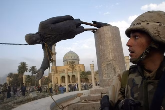 Hình ảnh bức tượng của Tổng thống Iraq Saddam Hussein bị Quân đội Mỹ kéo đổ vào năm 2003, khi Washington tiến hành cuộc chiến xâm lược Iraq với lý do tìm vũ khí hủy diệt hàng loạt. Nhưng đã 14 năm trôi qua họ chẳng thể tìm thấy nó, bởi nó không hề tồn tại. Nguồn ảnh: Thegent.