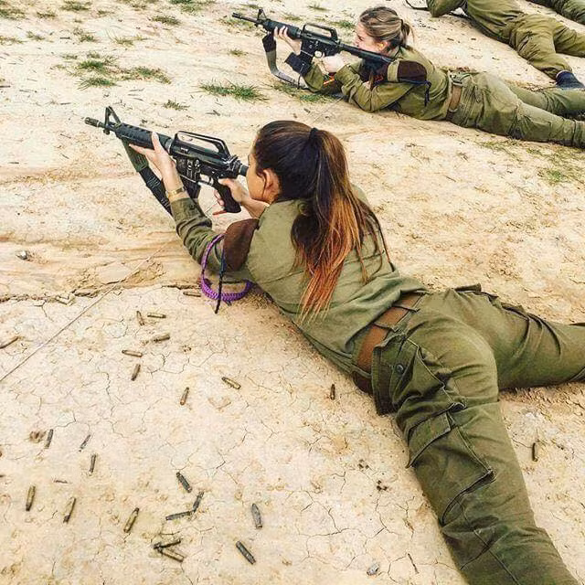 Những nữ quân nhân Israel sở hữu một vẻ đẹp khiến người khác không thể cưỡng lại được, không những thế mỗi người trong số họ đều tài sắc vẹn toàn. Nguồn ảnh: IRFA.