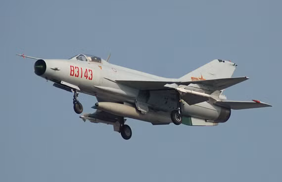Thứ ba, có thể coi J-7 là một máy bay huấn luyện chiến đấu toàn diện khi nó có thể huấn luyện cho cả phi công chiến đấu trên không hoặc tấn công mặt đất với độ cơ động cao và khả năng tấn công mặt đất khá hiệu quả. Nguồn ảnh: Xian.