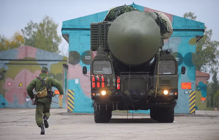 Theo Sputnik đưa tin từ Moscow cho biết, Bộ Quốc phòng Nga đã tiến hành phóng thử nghiệm một tên lửa đạn đạo liên lục địa RS-24 Yars với khoảng thời gian không xác định, nhưng chắc chắn là trong năm nay. Cuộc thử nghiệm trên được xác định đã diễn ra tại khu vực gần Bán đảo Kamchatka của Nga. Nguồn ảnh: Sputnik.