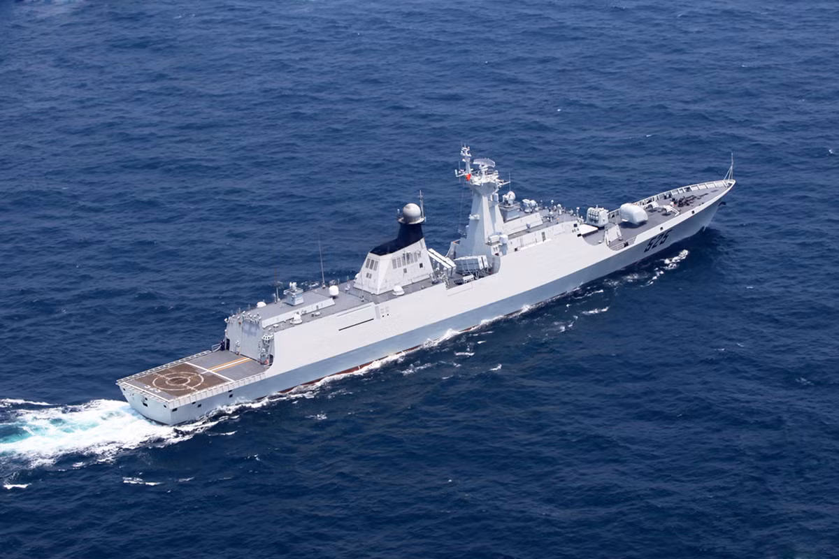Hộ vệ hạm lớp Type 054A được trang bị 1 hệ thống 32 giếng phóng thẳng đứng có khả năng tương thích với các tên lửa phòng không HQ-16 và tên lửa đối hạm Yu-8. Nguồn ảnh: Chinese.