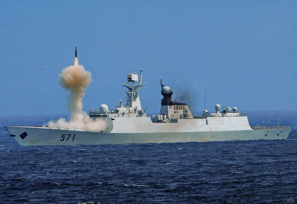 Tốc độ hải trình tối đa của Type 054A vào khoảng 27 hải lý trên giờ tương đương với khoảng 50 km/h. Tầm hoạt động tối đa của những hộ vệ hạm Type 054A vào khoảng 14000 km. Nguồn ảnh: Reddit.
