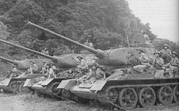 Về khả năng hay sức mạnh của T-34 có lẽ không cần nói đến quá nhiều bởi lịch sử đã chứng minh được khả năng của dòng xe tăng này trong CTTG 2. Những chiếc xe tăng T-34/85 của Việt Nam có trọng lượng chỉ 26,5 tấn, với chiều dài cơ sở của xe là 6,68 mét, bề ngang 3 mét và cao 2,45 mét. Nguồn ảnh: WWIIafter.