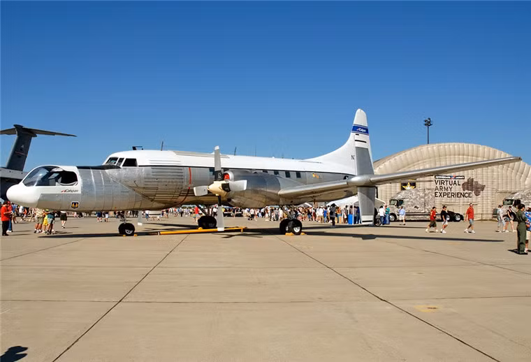 Cụ thể, so với hình dáng tiêu chuẩn của C-131, NC-131 thừa hẳn ra một phần đầu bên dưới ca-bin chính của máy bay. Nguồn ảnh: 81cn.