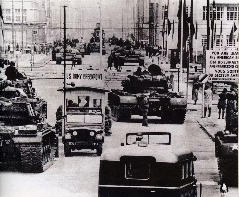 Năm 1961, khi bức tường Berlin mới được dựng lên, trạm Charlie đã nổi tiếng là nơi dàn xe tăng giữa Mỹ và Liên Xô, suýt dẫn tới một cuộc chạm trán giữa hai bên. Có lẽ chính vì lý do này mà trạm Charlie đã nổi tiếng ngay từ khi nó mới được đưa vào sử dụng cho tới tận ngày nay. Nguồn ảnh: Commons.