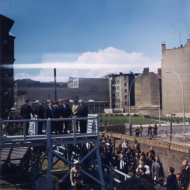 Năm 1963, Tổng thống Mỹ Kennedy đã tới thăm trạm Charlie, từ phía Tây Berlin, ông đã trèo lên một dàn giáo để có thể nhìn sang được phía Đông Berlin. Nguồn ảnh: Commons.