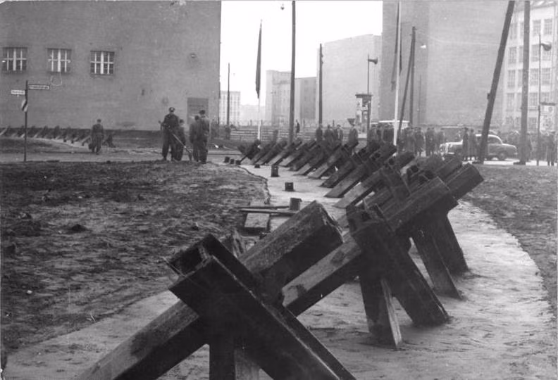 Phía Đông Berlin, trạm kiểm soát được đặt rất nhiều hàng rào chống tăng, hầu hết các tòa nhà cao tầng xung quanh trạm Charlie đều được bố trí lính bắn tỉa trên nóc. Nguồn ảnh: Commons.