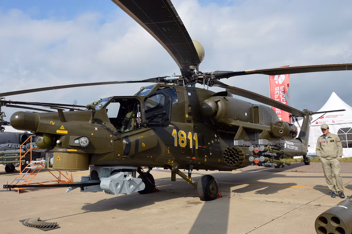 Với thiết kế đặc biệt của mình Mi-28NE có thể hoạt động trong điều kiện thời tiết cực đoạn như mưa gió, nhiễu động không khí, thực hiện được các nhiệm vụ nguy hiểm như tác chiến chống tăng hay các phương tiện chiến đấu bộ binh của đối phương. Nguồn ảnh: Wiki.