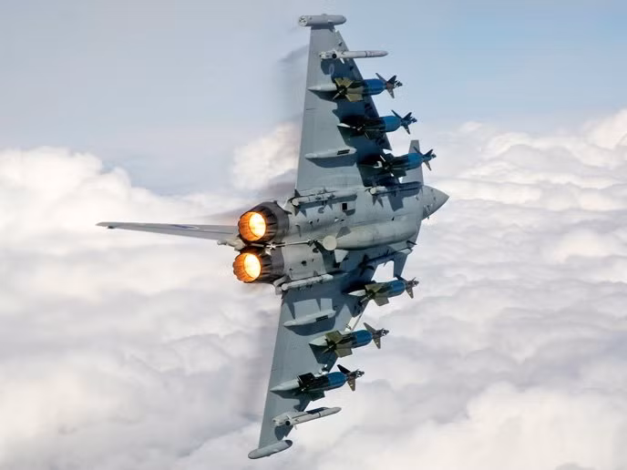 Vũ khí chính của Eurofighter Typhoon là một pháo 27 mm với có số đạn 150 viên và 13 giá treo dưới bụng và cánh máy bay cho phép nó mang theo tối đa lên tới 9000 kg vũ khí các loại. Nguồn ảnh: Defence.