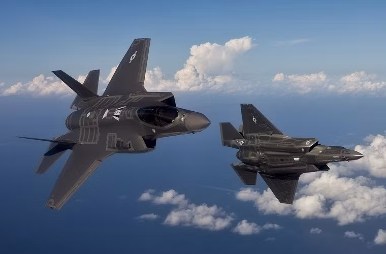Ở mỗi biến thể F-35, chúng đều có thiết kế riêng biệt do có tính năng và yêu cầu nhiệm vụ khác nhau. Như F-35B có trọng lượng rỗng hown14.7 tấn nhưng lại có tải trọng cất cánh tối đa lên đến 27.2 tấn, với tầm hoạt tác chiến hơn 1.600km. Nguồn ảnh:Wall Art.