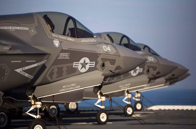 F-35B là biến thể F-35 được Quân đội Mỹ đưa vào trang bị sóm nhất từ năm 2015, tuy nhiên từ đó cho tới nay nó rất hiếm khi tham chiến hay xuất hiện trong các đợt tập trận quy mô của Hải quân Mỹ. Còn lý do thì ai cũng đã biết dòng chiến đấu cơ tàng hình này của Mỹ có quá nhiều lỗi trong thiết kế. Nguồn ảnh: dmitryshulgin.com.