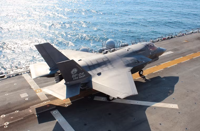 F-35B STOVL là một trong bộ ba biến thể của dòng chiến đấu cơ tàng hình thế hệ thứ 5 F-35 Lightning II của Mỹ, nó là biến thể được thiết kế để có thể cất hạ cánh trên các đường băng ngắn hoặc hạ cánh thẳng đứng trên các tàu sân bay hoặc tàu đổ bộ tấn công của Hải quân Mỹ. Nguồn ảnh: sldinfo.com.