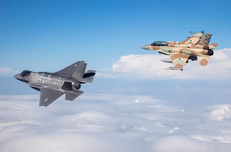 Về hệ thống vũ khí, F-35B có thể triển khai tất cả các dòng vũ khí tấn công mà các biến thể F-35 có thể mang với tải trọng có thể lên đến hơn 8 tấn, bao gồm với các giá treo vũ khí ở bên ngoài và bên trong thân máy bay. Riêng đối với khoang vũ khí bên trong thân máy bay nó chỉ có thể mang theo hơn 2.8 tấn vũ khí các loại. Nguồn ảnh: The Drive.